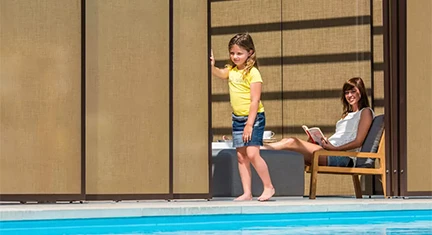 Hoe zijelementen je terrasoverkapping meteen opwaarderen