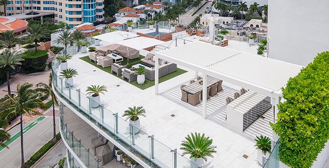 À l’abri du soleil et de la pluie, avec Miami Beach en toile de fond