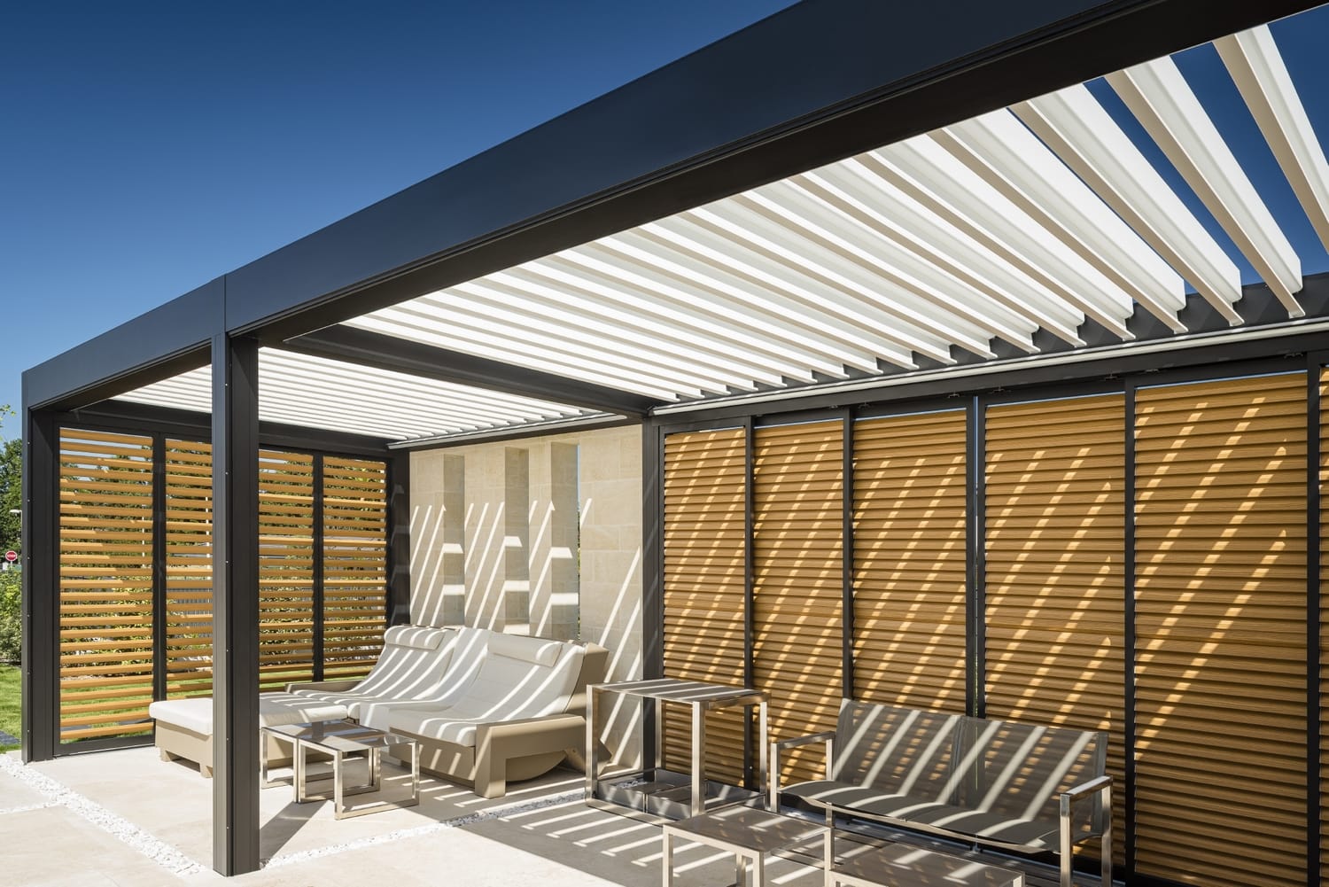 Wood, Vinyl, or Aluminum: Which Pergola Is Best For You?