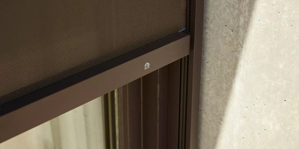 Super-narrow 20&nbsp;mm side guiding channel