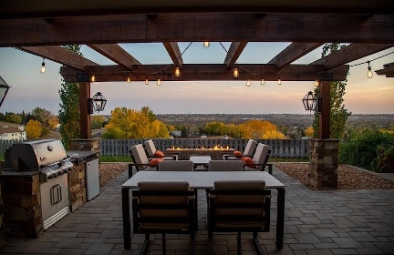 Renson pergolas: Integrating fireplace & TV for winter | Renson US