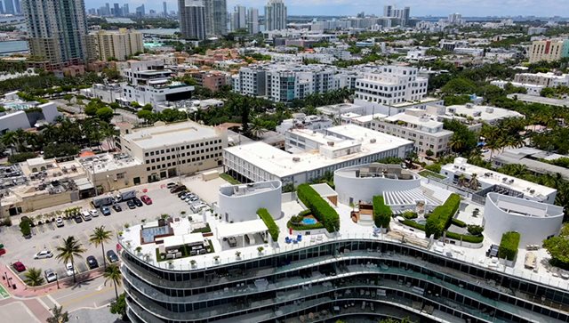 À l’abri du soleil et de la pluie, avec Miami Beach en toile de fond