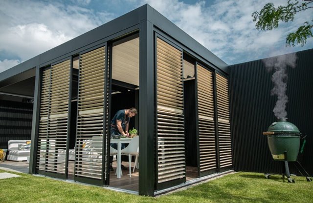 Heerlijk relaxen bij het zwembad onder je aluminium pergola