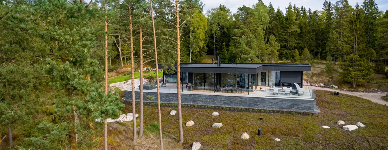 Blackout screens in a shared vacation home guarantee a good night’s sleep