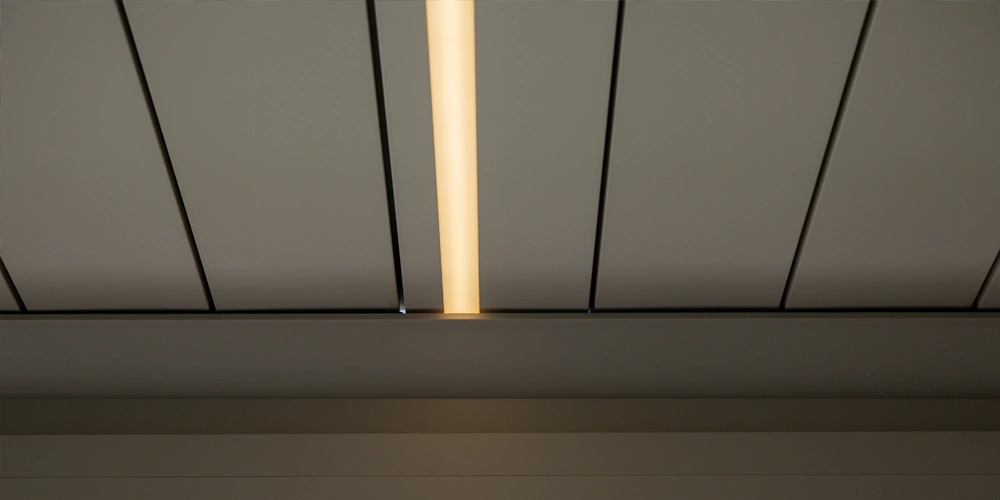 Éclairage intégré dans le toit à lame